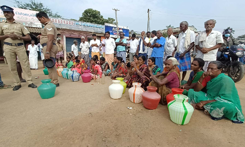 குடிநீர் கேட்டு பெண்கள் திடீர் சாலை மறியல்