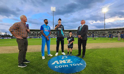 கடைசி டி20 போட்டி மழையால் தாமதம்- டாஸ் வென்ற நியூசிலாந்து பேட்டிங் தேர்வு