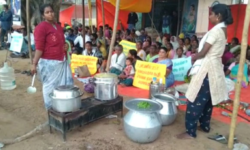 ஊத்துக்கோட்டை அருகே 2-வது நாளாக நீடிப்பு- வீட்டுமனை பட்டா கேட்டு கிராம மக்கள் போராட்டம்