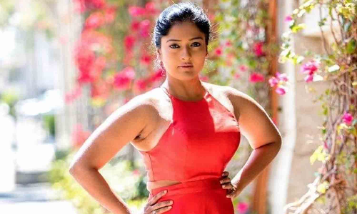 நடிகையும், அரசியல்வாதியுமான காயத்ரி ரகுராம் கட்சியில் இருந்து அதிரடி நீக்கம்