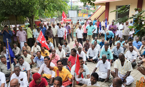 கடலூரில்  பரபரப்பு: போக்குவரத்து மண்டல அலுவலகத்தை நிர்வாகிகள் முற்றுகையிட்டு தர்ணா