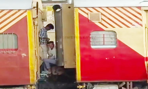 ஏலகிரி எக்ஸ்பிரஸ் ரெயிலில் 2 இணைப்பு பெட்டியின் நடுவே பயணம் செய்த வாலிபர்களால் பரபரப்பு
