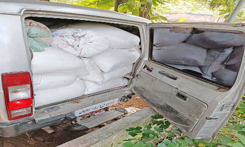 கேரளாவுக்கு கடத்த முயன்ற 1500 கிலோ ரேஷன் அரிசி காருடன் சிக்கியது