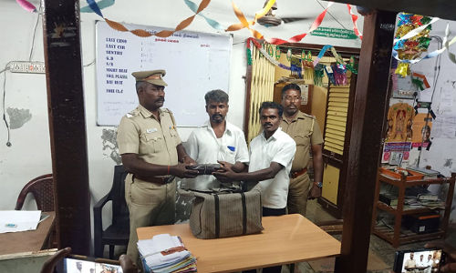 உளுந்தூர்பேட்டை அருகே கீழே கிடந்த பையினை மீட்டு போலீசில் ஒப்படைப்பு