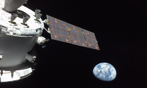 நிலவின் சுற்றுவட்டப்பாதையை அடைந்த ஓரியன் விண்கலம்- பூமியை படம் பிடித்து அனுப்பியது