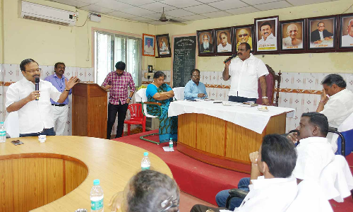 அனைத்துக் கட்சி கொடி கம்பங்களை அகற்ற வேண்டும்