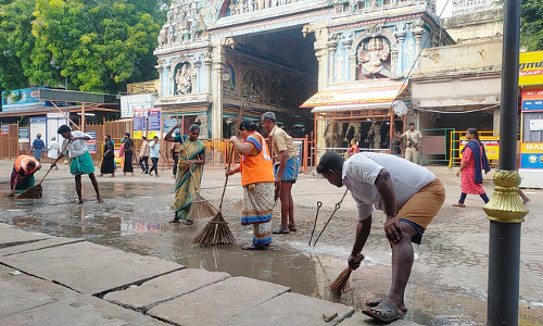 மீனாட்சிஅம்மன் கோவில் முன்பு தேங்கிய சாக்கடை அகற்றம்