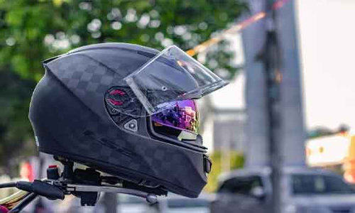 தலைக்கவசம் அணியாமல் வருபவர்களுக்கு பெட்ரோல் கிடையாது