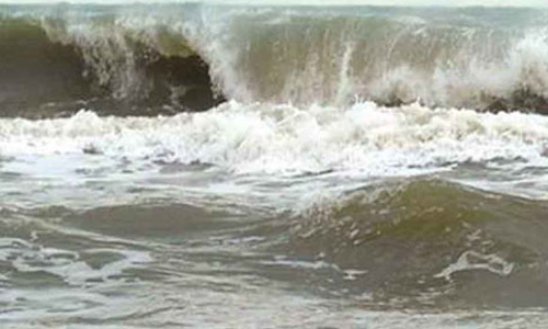 பழவேற்காட்டில் கடல் சீற்றம்- குளிர்ந்த காற்று வேகமாக வீசுகிறது