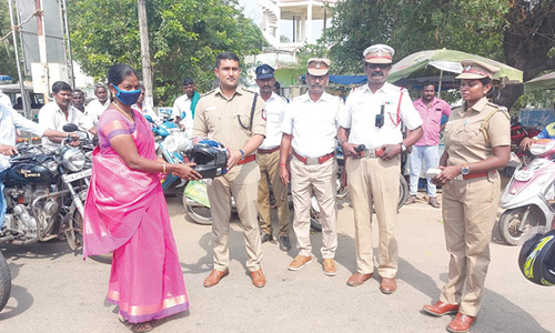வாகன ஓட்டிகளுக்கு ஹெல்மெட் வழங்கி போலீசார் விழிப்புணர்வு