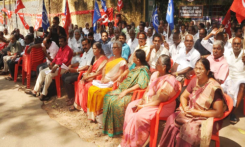 ராணிதோட்டம்  போக்குவரத்து அலுவலகம் முன்பு ஊழியர்கள் முற்றுகை போராட்டம்