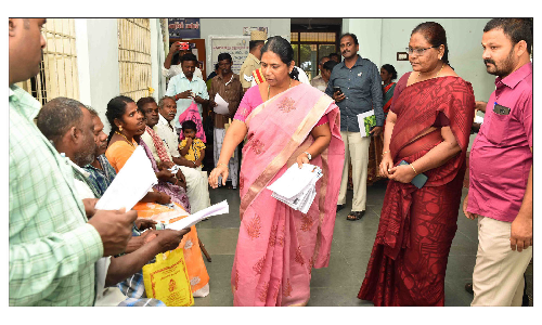 தருமபுரி குறைதீர்க்கும் நாள் கூட்டத்தில்  14 நபர்களுக்கு ரூ.3.59 லட்சம் மதிப்பிலான  இலவச பட்டாக்கள், மாதாந்திர உதவித்தொகை  -உத்தரவு ஆணைகளை கலெக்டர் சாந்தி வழங்கினார்