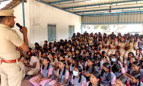 பள்ளி மாணவிகளுக்கு போலீசார் விழிப்புணர்வு