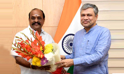 கோவில்பட்டியில் சர்வீஸ் ரோடு அமைக்க வேண்டும் - மத்திய ரெயில்வே அமைச்சரிடம்  கடம்பூர் ராஜூ எம்.எல்.ஏ., கோரிக்கை