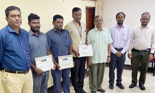 கதவு பூட்டப்பட்டிருந்ததால் ரெயில் படியில் 14 கி.மீ. தூரம் தொங்கியபடி சென்ற பயணி