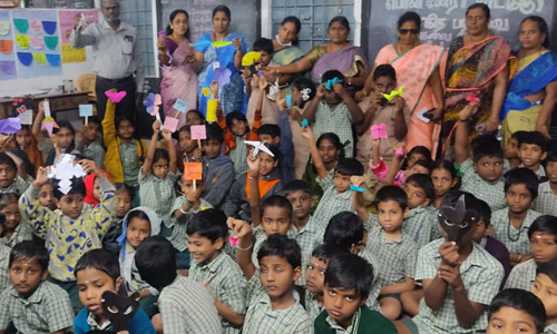 மாற்றுத்திறனாளி மாணவர்களிடையே நட்புறவை வளர்க்கும் விதமாக காகிதப் பறவை கலை நிகழ்வு