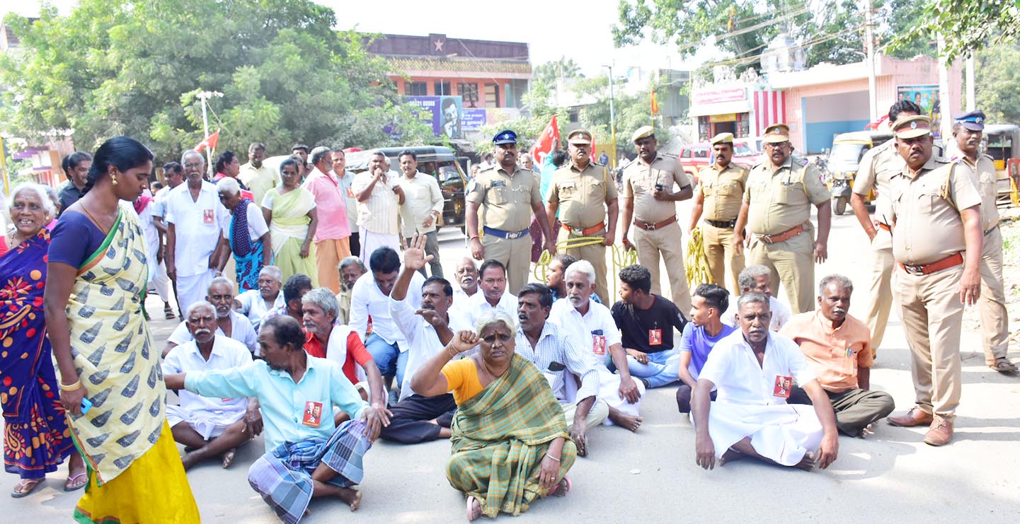 சாலையை சீரமைக்க கோரி மார்க்சிஸ்ட் கம்யூனிஸ்டு மறியல்