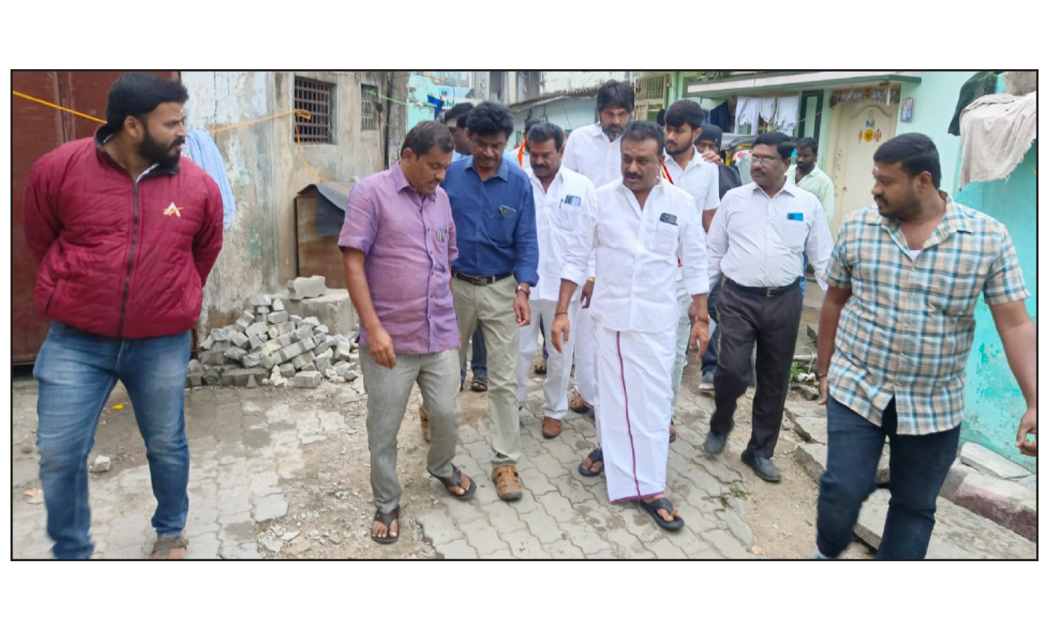 ஓசூர் 25-வது வார்டு பகுதியில் மேயர் சத்யா திடீர் ஆய்வு ஓசூர் 25-வது வார்டு பகுதியில் மேயர் சத்யா திடீர் ஆய்வு