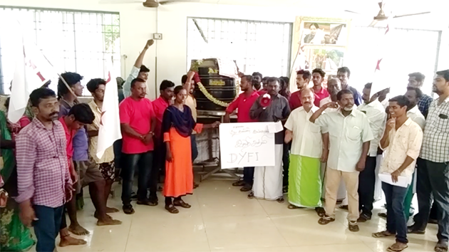 செயல்படாத குடிநீர் எந்திரத்திற்கு மாலை அணிவித்து அஞ்சலி செயல்படாத குடிநீர் எந்திரத்திற்கு மாலை அணிவித்து அஞ்சலி