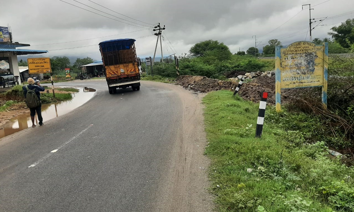 பொம்மிடி அருகே ஆபத்தான நெடுஞ்சாலை வளைவில் பாதுகாப்பு சுவர் அமைக்க வேண்டும் -வாகன ஓட்டிகள் கோரிக்கை பொம்மிடி அருகே ஆபத்தான நெடுஞ்சாலை வளைவில் பாதுகாப்பு சுவர் அமைக்க வேண்டும் -வாகன ஓட்டிகள் கோரிக்கை