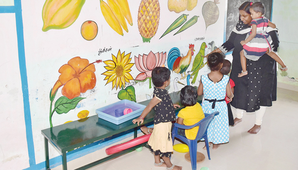 நாமக்கல் அருகே அங்கன்வாடி மையத்தில் கலெக்டர்  ஆய்வு