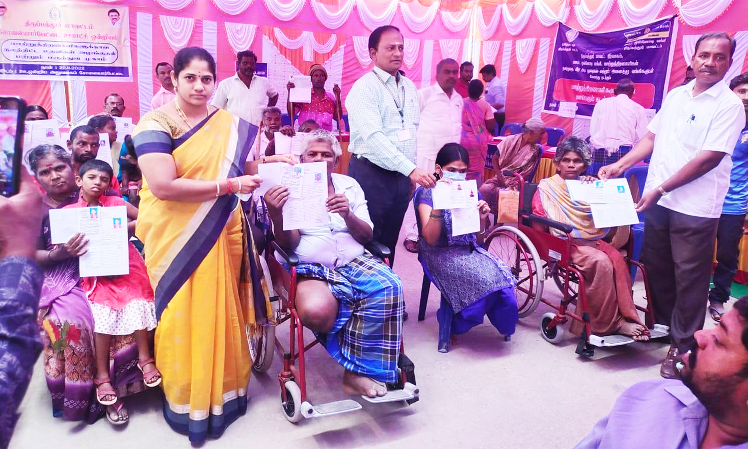 ஜோலார்பேட்டையில் மாற்றுத்திறனாளிகளுக்கு அடையாள அட்டை ஜோலார்பேட்டையில் மாற்றுத்திறனாளிகளுக்கு அடையாள அட்டை