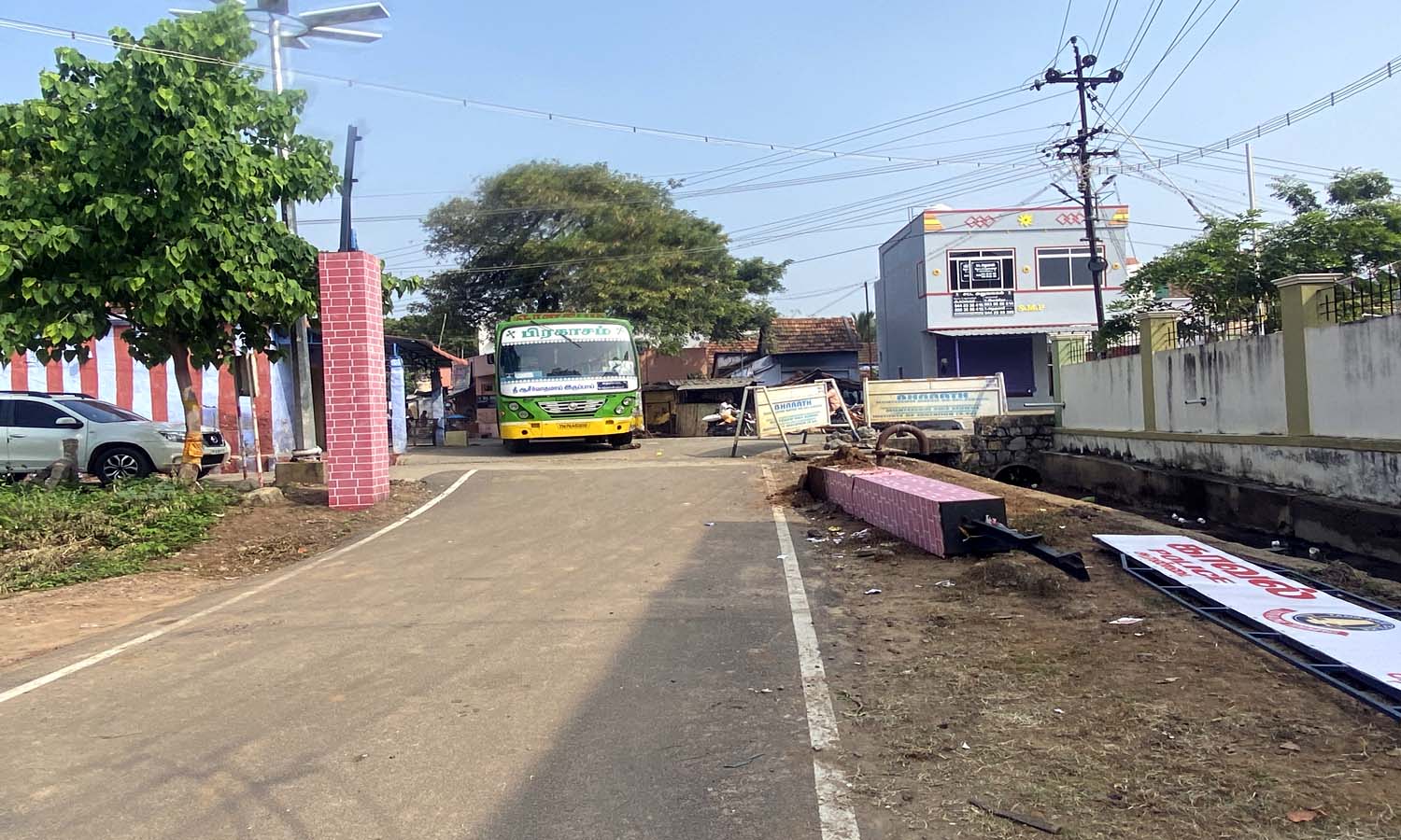 சுரண்டையில்  ஒரு வழி பாதையில் வரும் வாகனங்களால் போக்குவரத்து நெரிசல் - தீர்வு காண பொதுமக்கள் கோரிக்கை