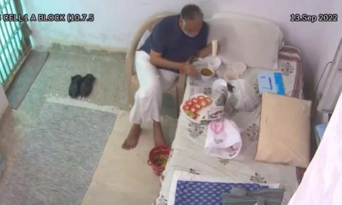 மசாஜை தொடர்ந்து.. சிறையில் வெரைட்டி உணவுகளை உண்ணும் டெல்லி அமைச்சர்