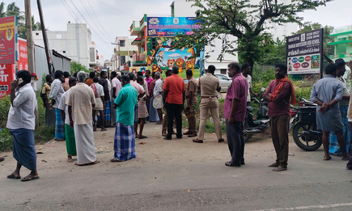 சாலை விரிவாக்க பணியை தடுத்து  நிறுத்தி  பொதுமக்கள் ஆர்ப்பாட்டம்