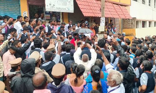 தனியார் பள்ளியில் பிளஸ்-2 மாணவிகளுக்கு நிர்வாகி பாலியல் தொல்லை: பெற்றோர் முற்றுகை-வாக்குவாதம்