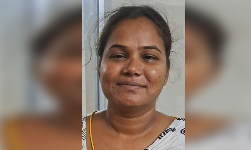 2 மூதாட்டிகளிடம் நகை பறித்த பெண் கைது