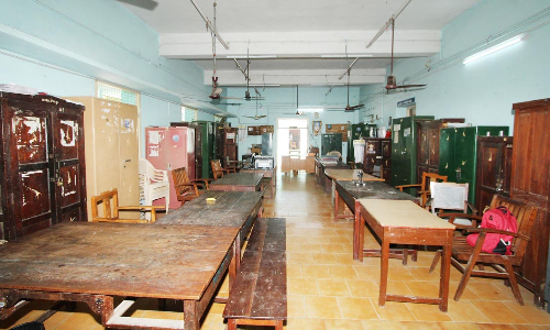 ஊழியர்கள் விடுப்பு எடுத்து போராட்டம்