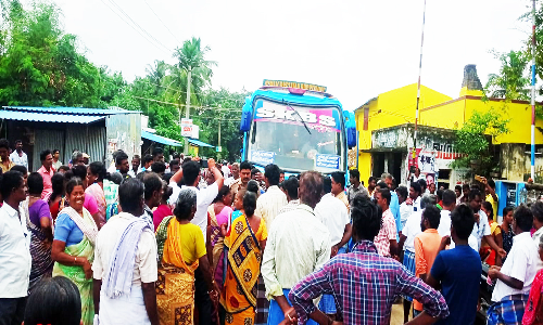 100 நாள் வேலை திட்ட பணியாளர்கள் சாலை மறியல்