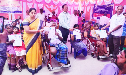 ஜோலார்பேட்டையில் மாற்றுத்திறனாளிகளுக்கு அடையாள அட்டை