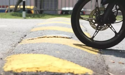 வேகத்தடை அமைக்க பொதுமக்கள் வலியுறுத்தல்