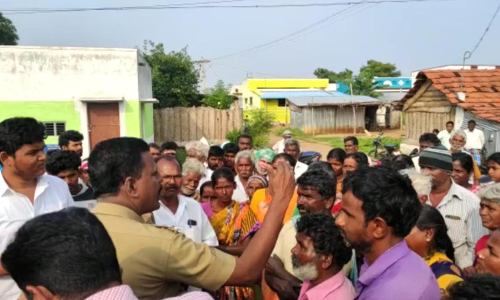 வேகத்தடை அமைக்க வலியுறுத்தி 100-க்கும் மேற்பட்ட கிராம மக்கள் சாலை மறியல்