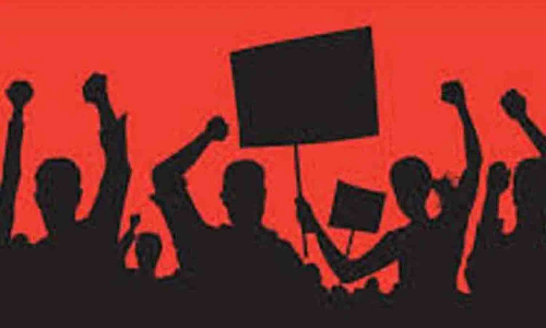 ஊத்துக்குளியில் இலவச வீட்டுமனை கேட்டு பொதுமக்கள்  போராட்டம்