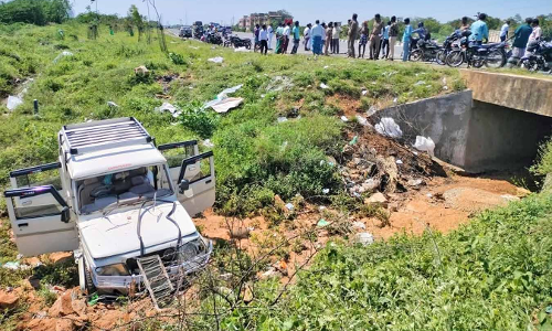 தாழையூத்து அருகே நான்கு வழிச்சாலையில் கார் கவிழ்ந்து 4 பேர் படுகாயம்