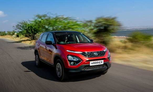 பார்க் செய்யப்பட்ட டாடா கார் - திடீரென தீப்பிடித்து எரிந்ததால் பரபரப்பு!