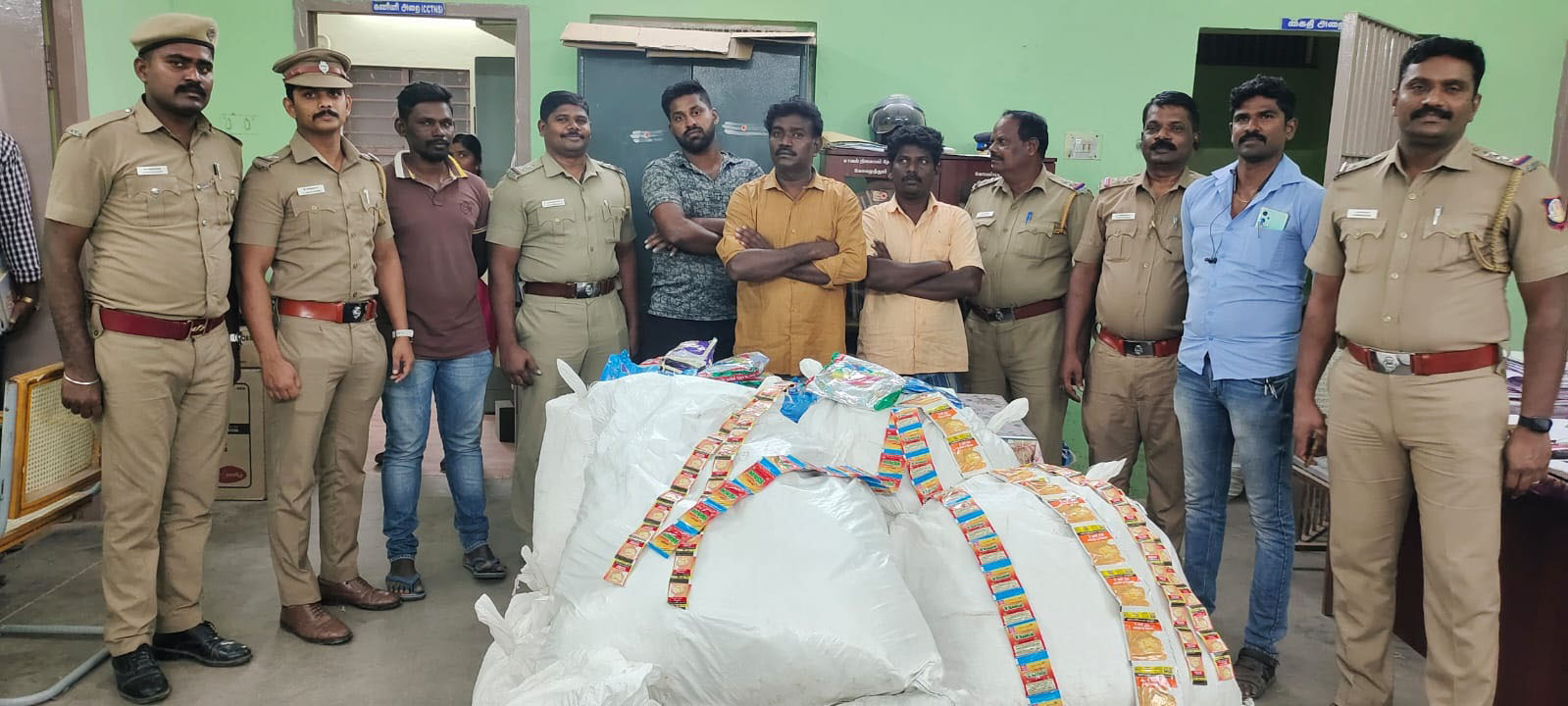 துடியலூரில் காரில் தடை செய்யப்பட்ட 650 கிலோ குட்கா கடத்தல்