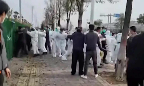 கொரோனா கட்டுப்பாடுகளுக்கு எதிர்ப்பு: உலகின் மிகப்பெரிய ஐபோன் தொழிற்சாலையில் ஊழியர்கள் போராட்டம்