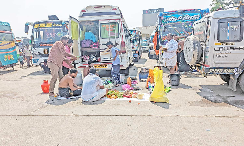 பழனி அடிவாரத்தில் திறந்தவெளியில் சமையல் செய்யும் அய்யப்ப பக்தர்கள்