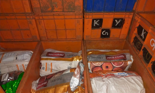 கோட்டக்குப்பம் அருகே அதிரடி சோதனை: மீன்களுக்குள் மறைத்து வேனில் சாராயம் கடத்தல்