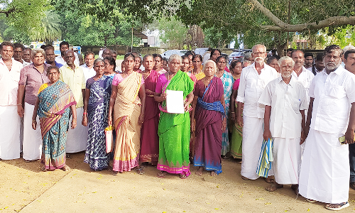 கோவில் நிலத்தை அபகரிக்க முயன்ற ஊராட்சி கிளார்க் மீது புகார்