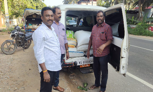 சினிமா போல் சம்பவம்- 25 கி.மீட்டர் தூரம் துரத்தி சென்று காரை மடக்கிய அதிகாரிகள் - கேரளாவுக்கு கடத்த முயன்ற 1 டன் ரேசன் அரிசி சிக்கியது