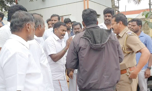 மத்திகிரி அருகே  வாடிக்கையாளரை மோசடி செய்ததாக நிறுவனம் முற்றுகை-   பாதிக்கப்பட்டவர் போலீசில் புகார்