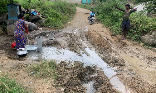 அலேகிருஷ்ணாபுரம் கிராமத்தில் மூடப்படாத   ஆழ்துளை கிணற்றில் பொங்கி பாயும் தண்ணீர்