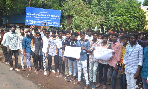 இலவச பஸ் இயக்கக் கோரி  கல்லூரி மாணவர்கள் முற்றுகை