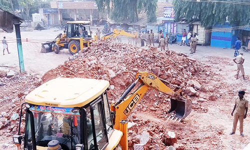 திருக்காட்டுப்பள்ளி பஸ் நிலையத்தில் பழுதடைந்த கட்டிடம் இடித்து அகற்றம்