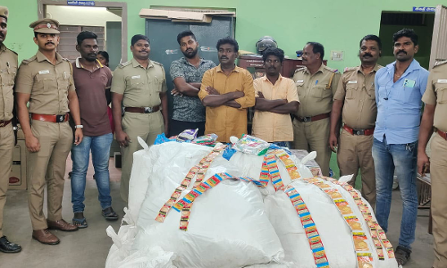 துடியலூரில் காரில் தடை செய்யப்பட்ட 650 கிலோ குட்கா கடத்தல்